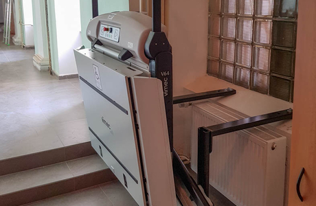 Díky instalaci šikmých schodišťových plošin je zajištěn snadný pohyb po budově školy