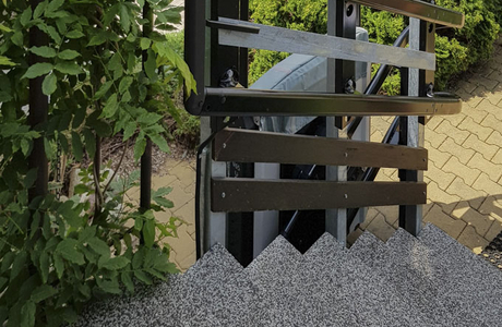 Nedostatečně silná konstrukce schodiště pro montáž plošiny byla vyřešena podpůrnými sloupy