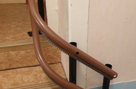 Schodišťová sedačka Handicare 4000, vodící kolejnice