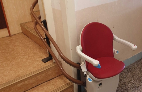 Schodišťová sedačka Handicare 4000, vstupní chodba rodinného domu