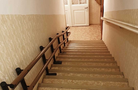 Schodišťová sedačka Handicare 4000, vstupní chodba rodinného domu