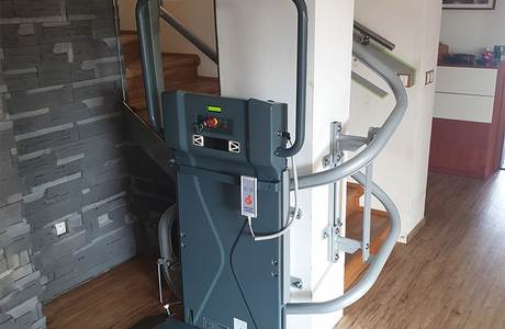 Šikmá schodišťová plošina Slim v rodinném domě ve Studenci