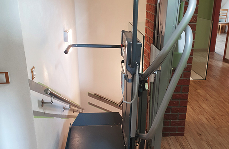 Šikmá schodišťová plošina Slim v rodinném domě ve Studenci