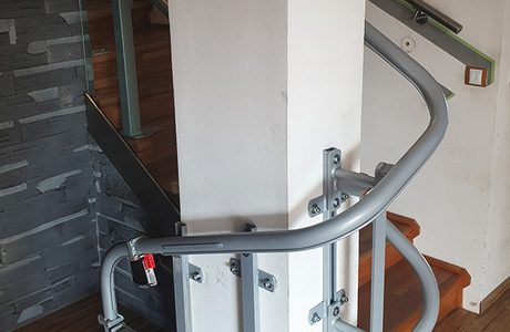 Šikmá schodišťová plošina Slim v rodinném domě ve Studenci