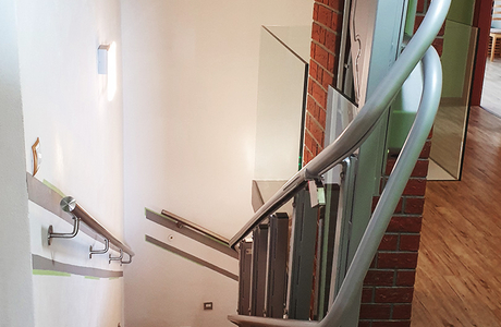 Šikmá schodišťová plošina Slim v rodinném domě ve Studenci
