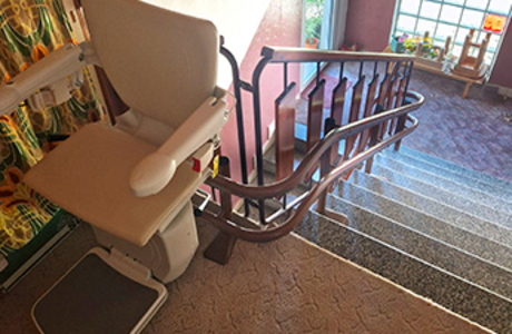 schodišťová sedačka Handicare 4000, bezbariérový přístup vrodinném domě